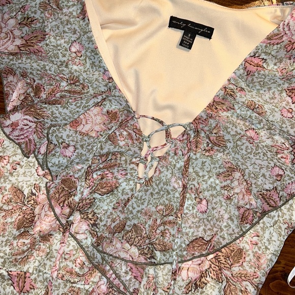 City Triangles romantic feminine pretty light sheer flowing floral shell - Picture 3 of 7